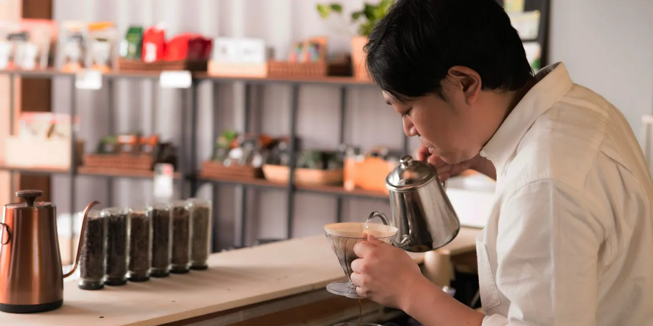 福岡・水巻町の直営カフェでコーヒーを淹れる様子