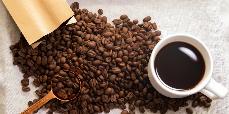 焙煎したコーヒー豆と一杯のコーヒー